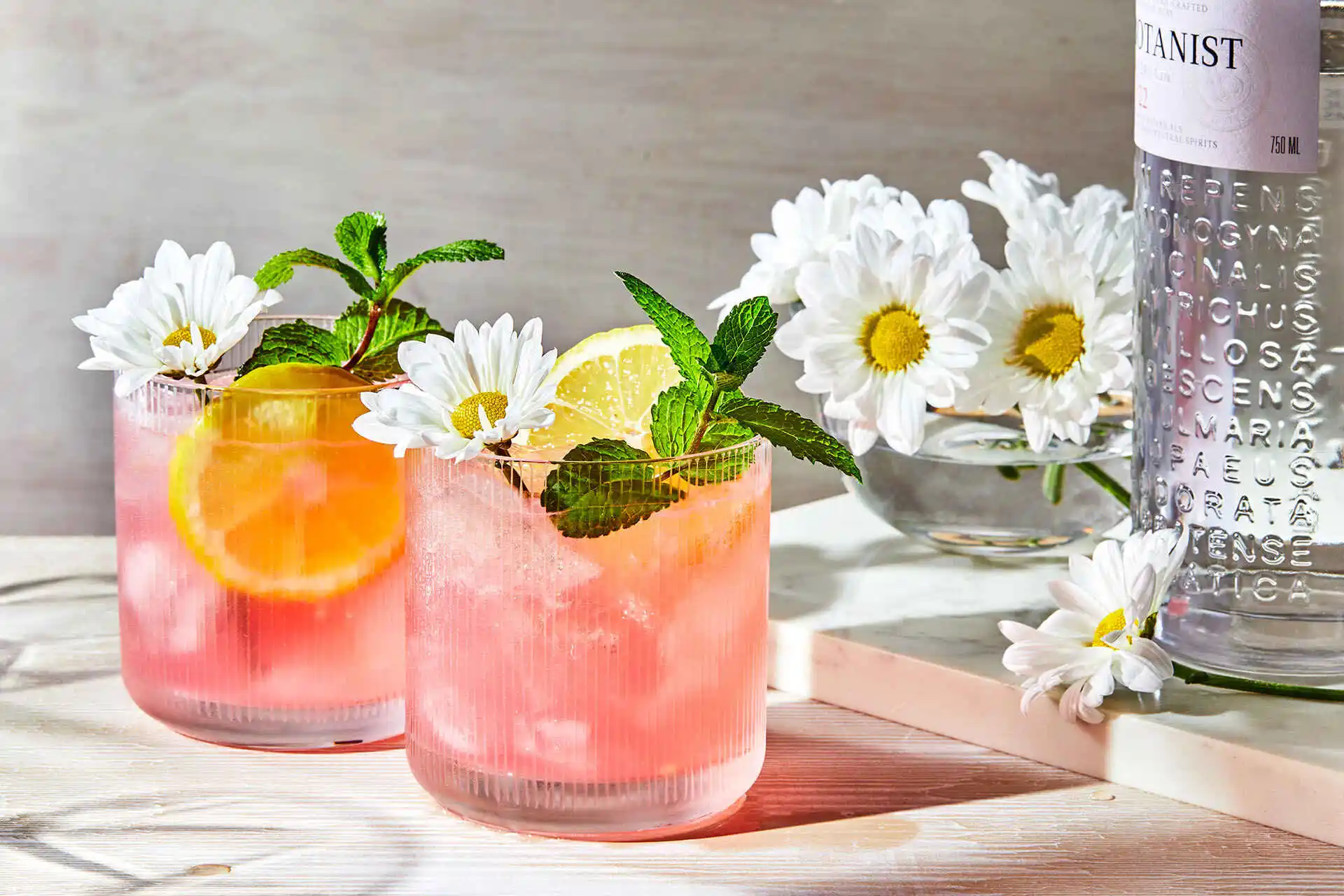 Sip the Sunshine: 10 Essential Summer Cocktails for a Perfect Vibe 1 Cocktails by Season, summer cocktails